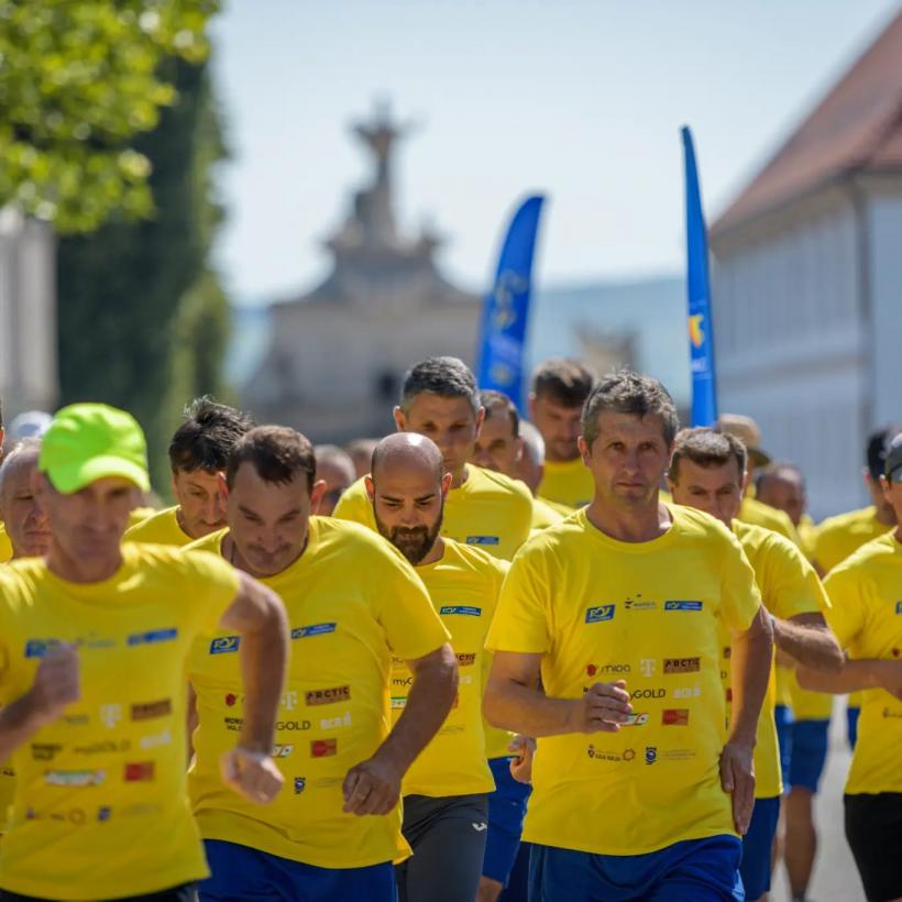 1000 de poștași au încins Hora Unirii la Marșul Factorilor Poștali de la Alba Iulia, cel mai mare de până acum 18853302