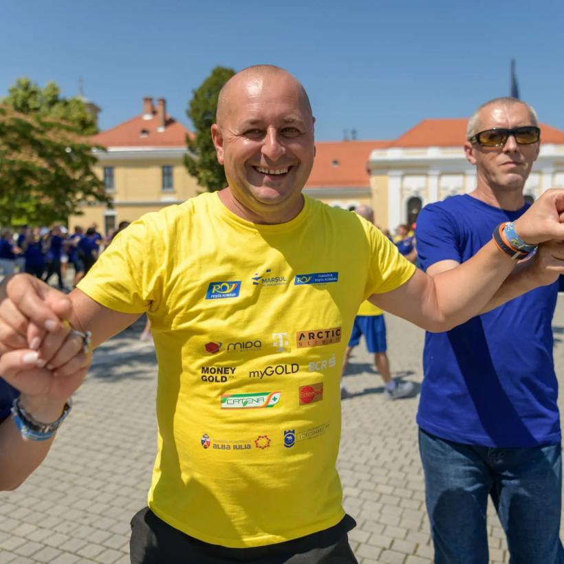 1000 de poștași au încins Hora Unirii la Marșul Factorilor Poștali de la Alba Iulia, cel mai mare de până acum 18853305
