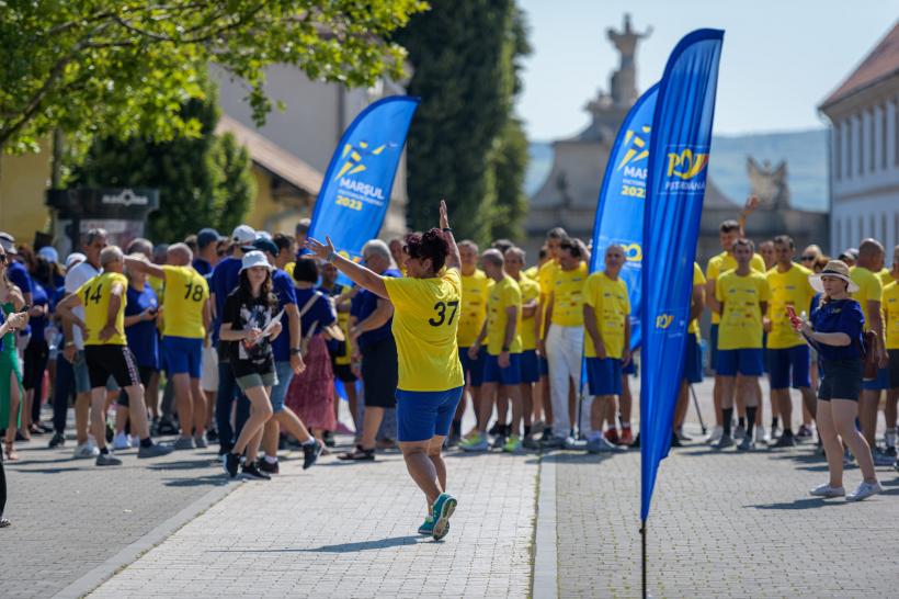 1000 de poștași au încins Hora Unirii la Marșul Factorilor Poștali de la Alba Iulia, cel mai mare de până acum 18853309