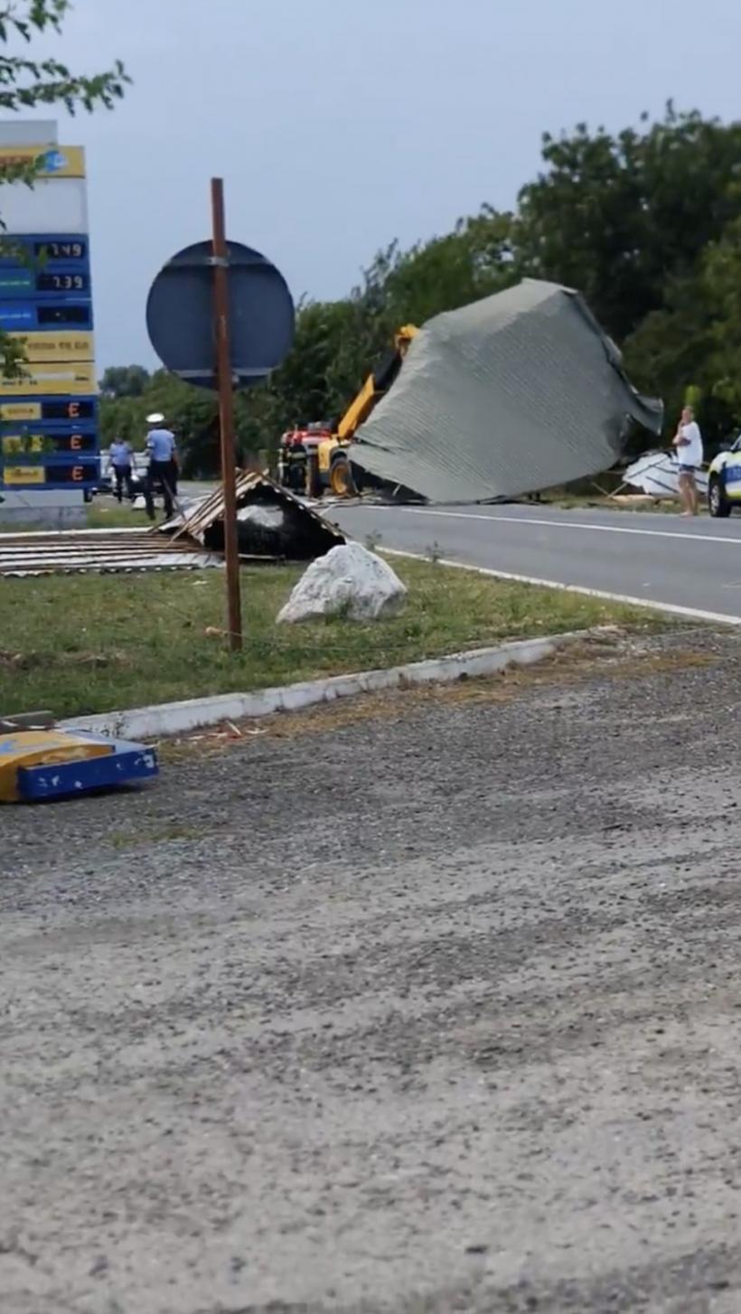 Alertă de inundații pe parcursul nopții în Timiș. Furtuna a smuls acoperișul unei benzinării 18853340