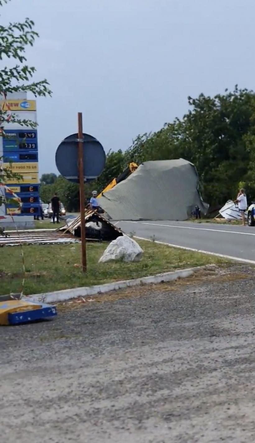 Alertă de inundații pe parcursul nopții în Timiș. Furtuna a smuls acoperișul unei benzinării 18853341