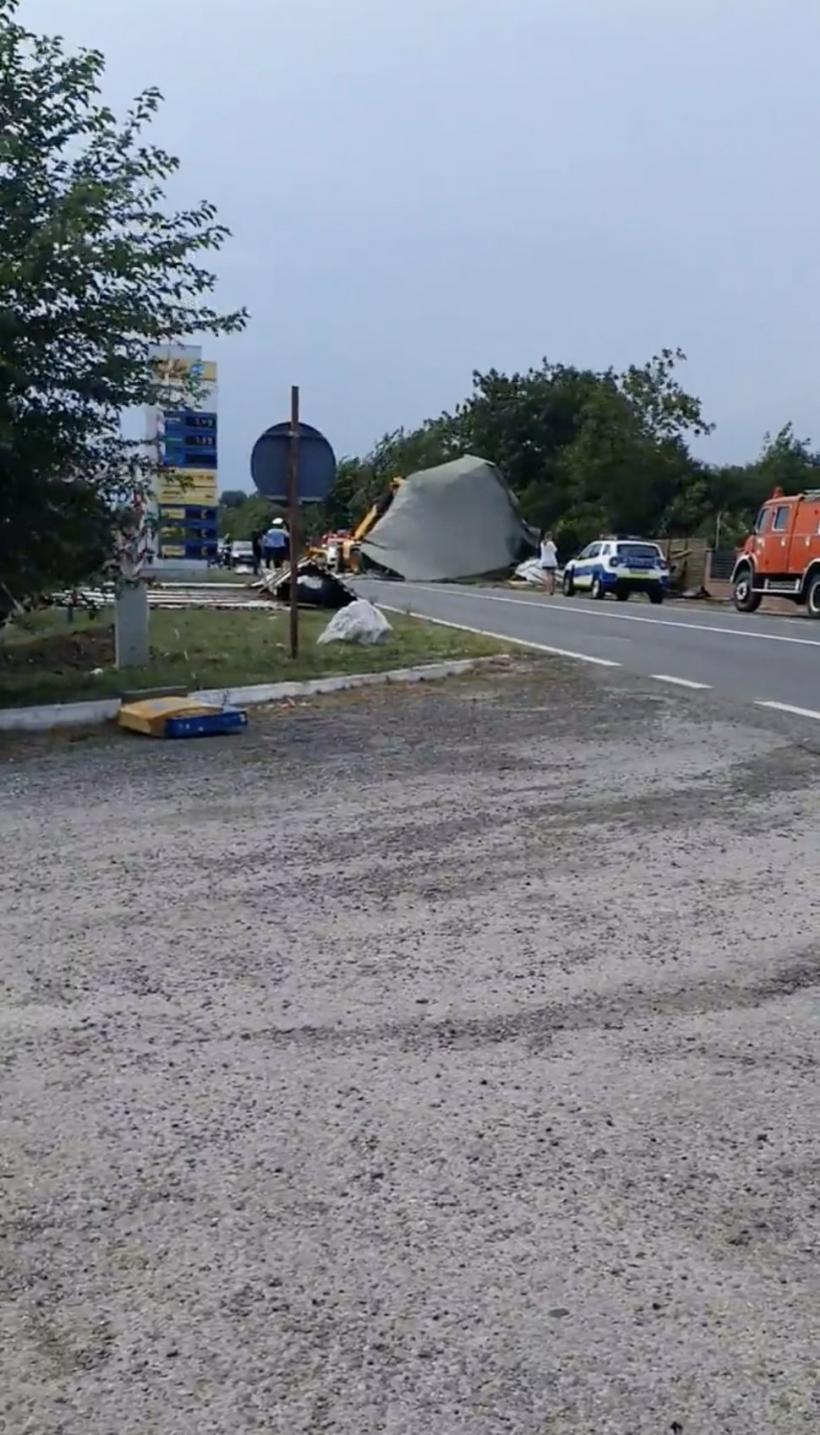 Alertă de inundații pe parcursul nopții în Timiș. Furtuna a smuls acoperișul unei benzinării 18853342