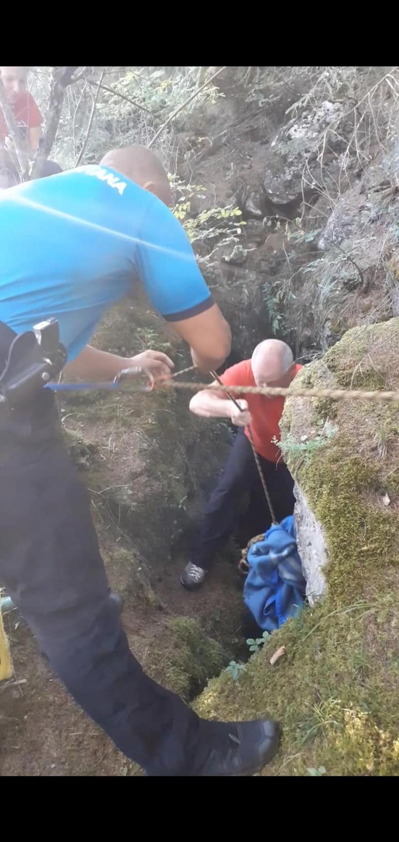 Un pui de caprioară a fost salvat după ce a rămas blocat în Grota Urşilor din Borsec 18853260