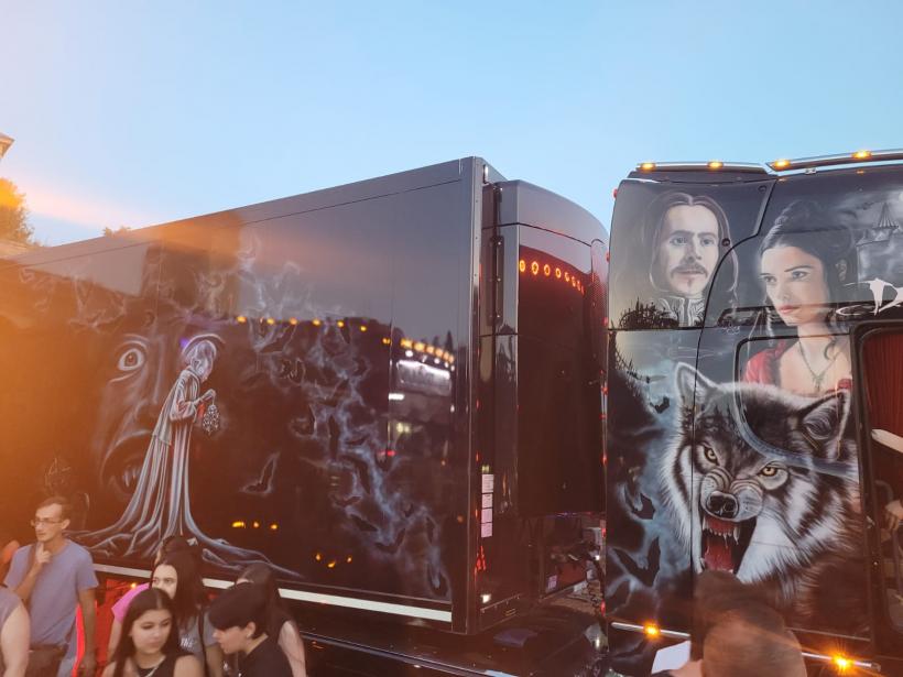 Sute de camioane tunate fac spectacol la Alba Iulia, la Festivalul pasionaților de camioane 