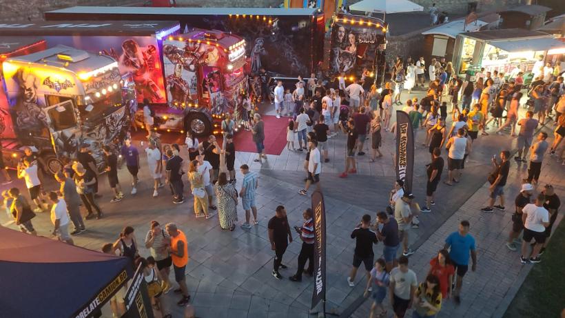 Sute de camioane tunate fac spectacol la Alba Iulia, la Festivalul pasionaților de camioane  18853363