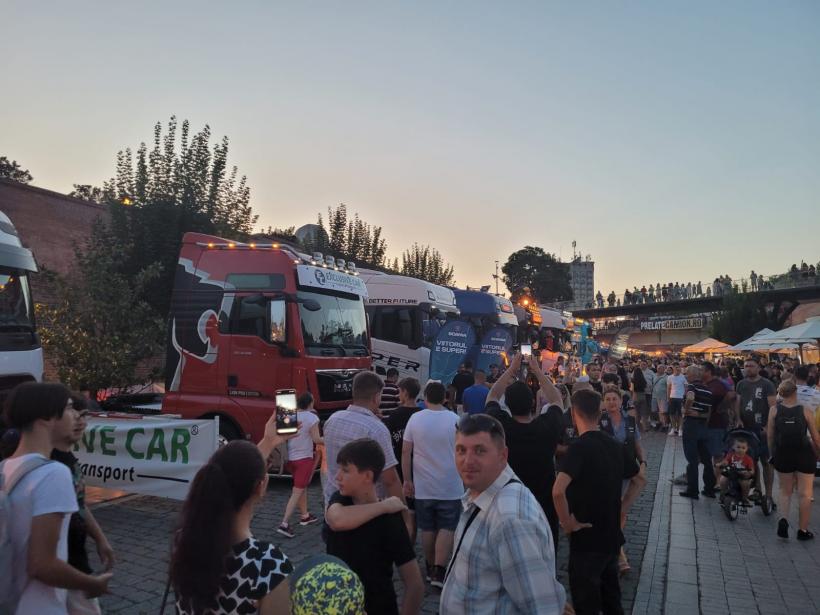 Sute de camioane tunate fac spectacol la Alba Iulia, la Festivalul pasionaților de camioane  18853364