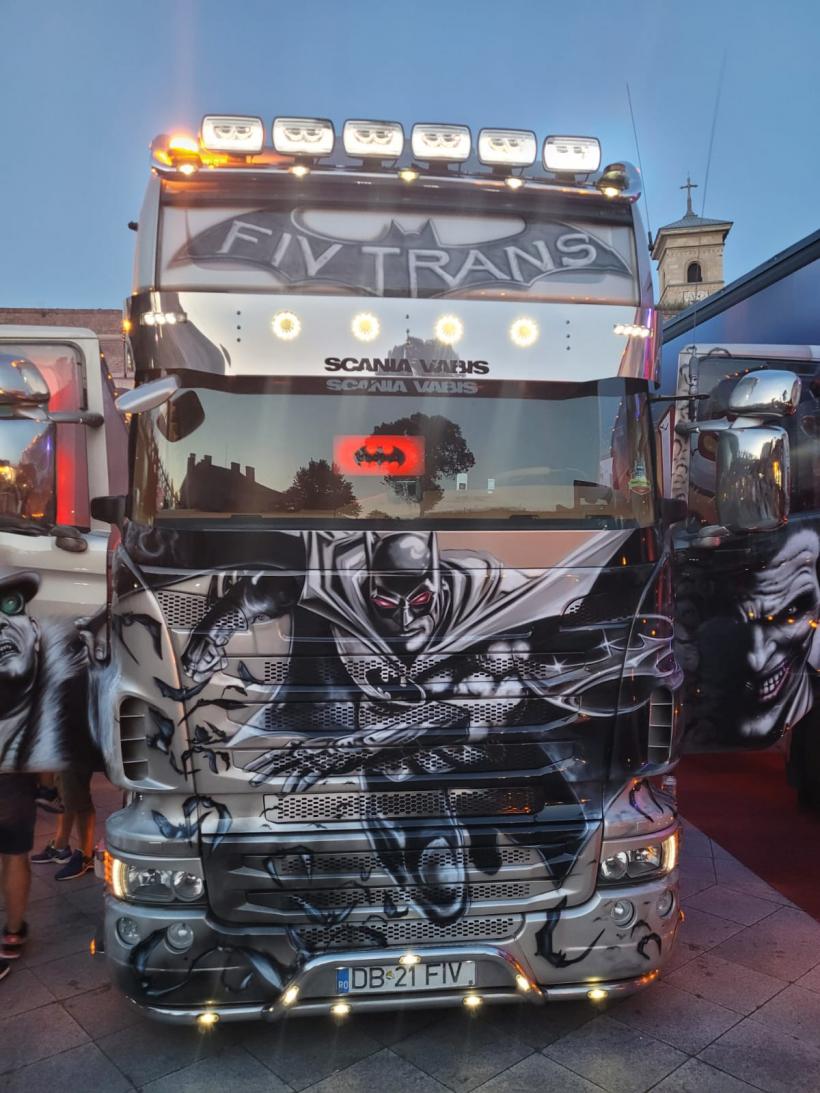 Sute de camioane tunate fac spectacol la Alba Iulia, la Festivalul pasionaților de camioane  18853365