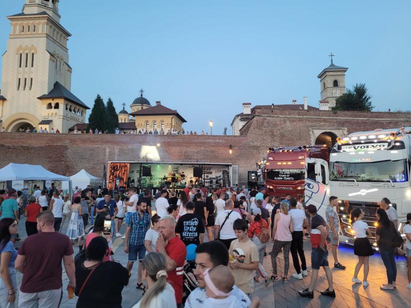 Sute de camioane tunate fac spectacol la Alba Iulia, la Festivalul pasionaților de camioane  18853366