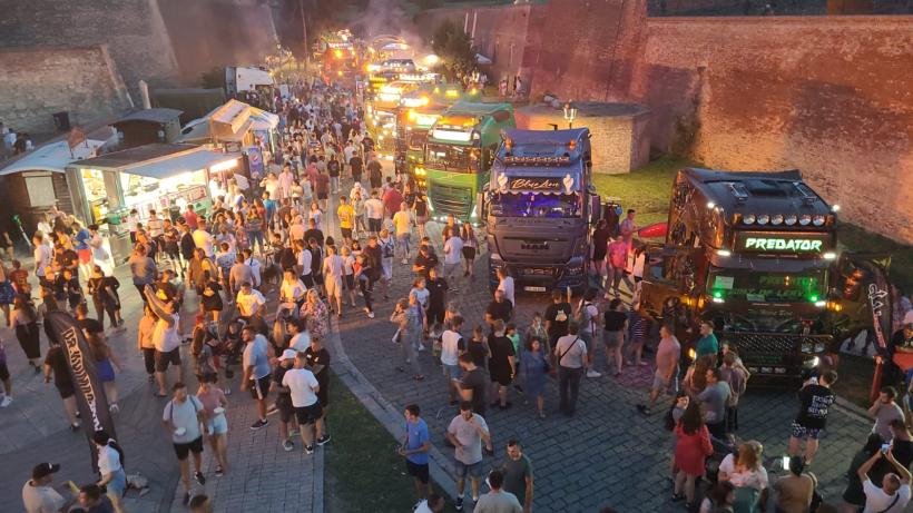 Sute de camioane tunate fac spectacol la Alba Iulia, la Festivalul pasionaților de camioane  18853367