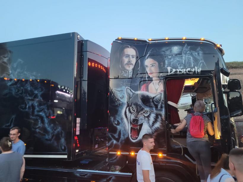 Sute de camioane tunate fac spectacol la Alba Iulia, la Festivalul pasionaților de camioane  18853368