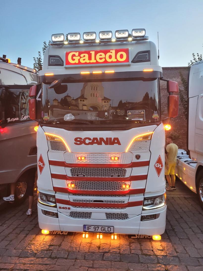 Sute de camioane tunate fac spectacol la Alba Iulia, la Festivalul pasionaților de camioane  18853369