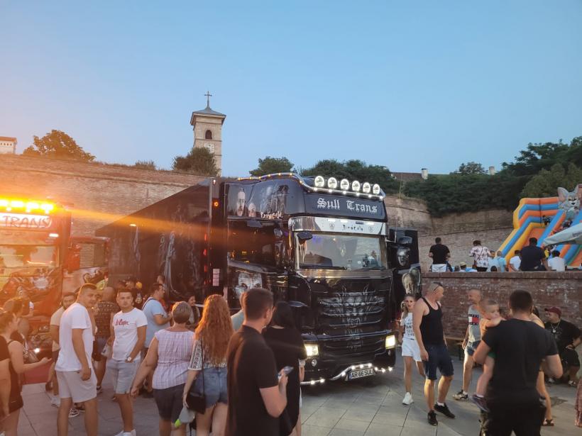 Sute de camioane tunate fac spectacol la Alba Iulia, la Festivalul pasionaților de camioane  18853370