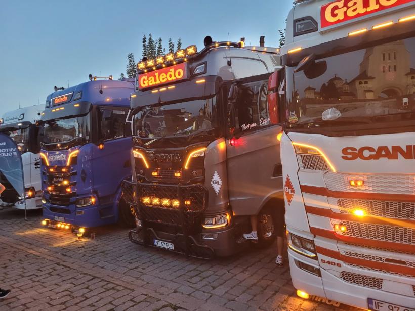 Sute de camioane tunate fac spectacol la Alba Iulia, la Festivalul pasionaților de camioane  18853371