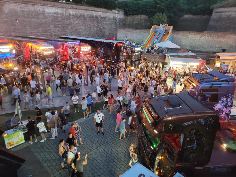 Sute de camioane tunate fac spectacol la Alba Iulia, la Festivalul pasionaților de camioane  18853372