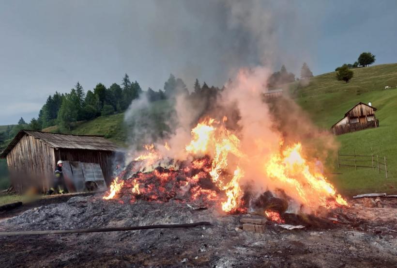 Trăsnetele au lovit gospodării la Suceava, provocând incendii 18853478