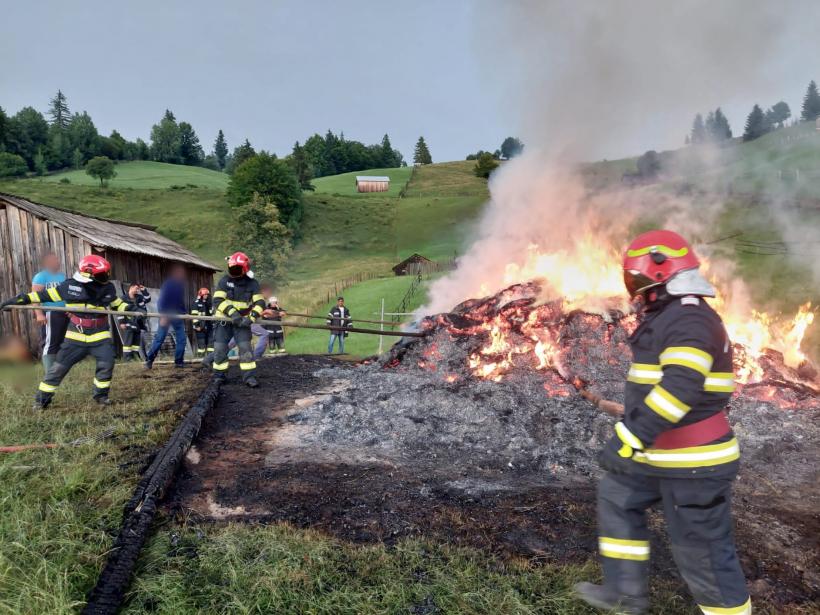 Trăsnetele au lovit gospodării la Suceava, provocând incendii