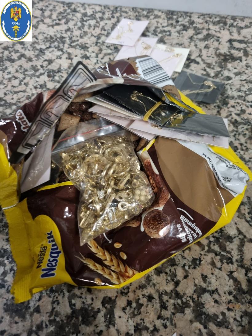 Două femei au ascuns 4 kg de aur și argint turcesc în pungi de cereale, pe Aeroportul Otopeni