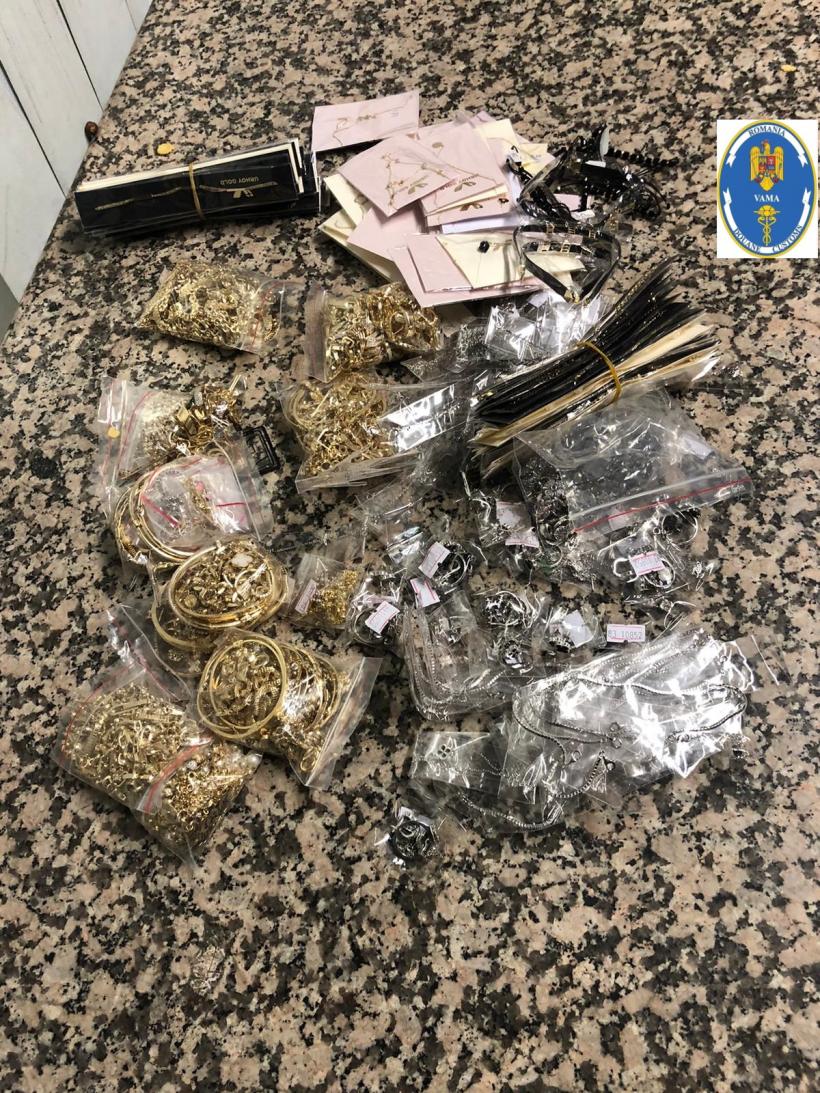 Două femei au ascuns 4 kg de aur și argint turcesc în pungi de cereale, pe Aeroportul Otopeni 18853530