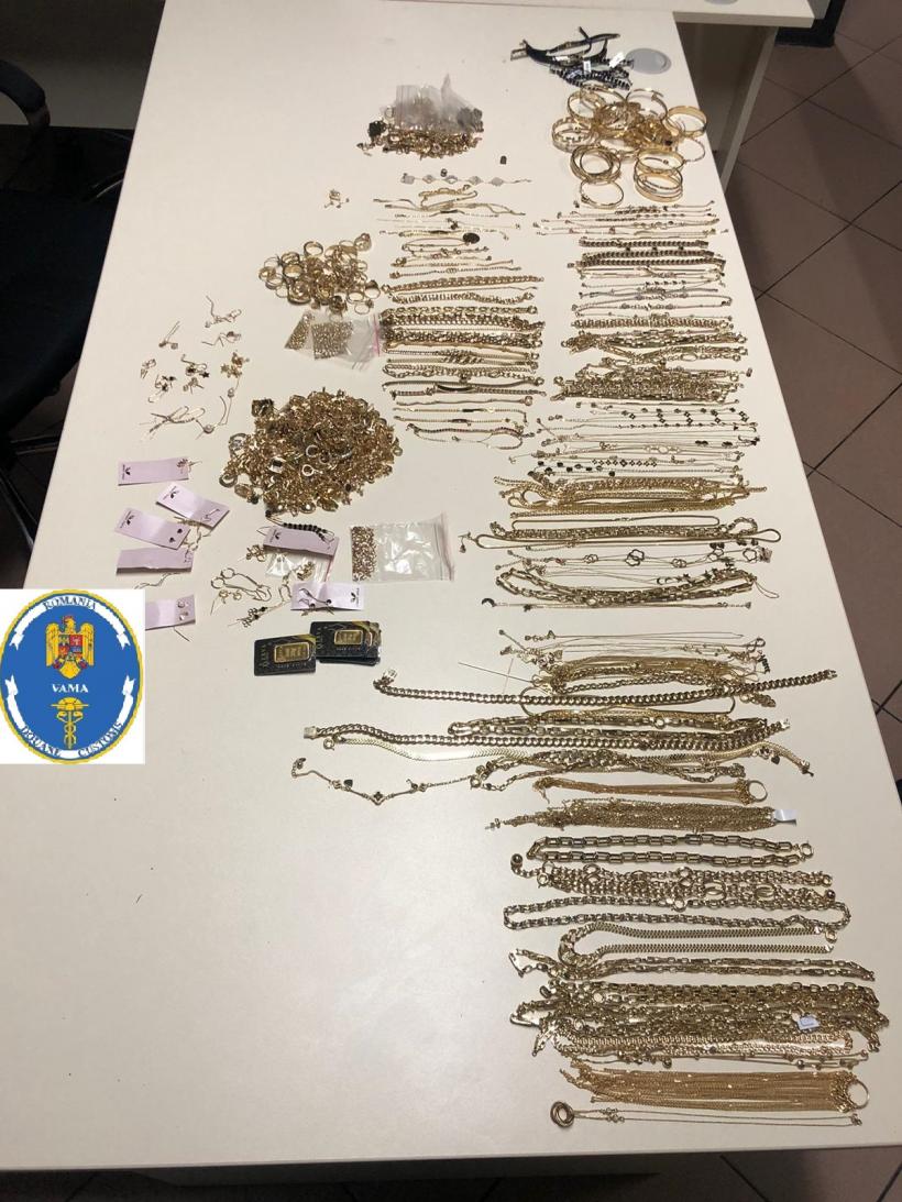 Două femei au ascuns 4 kg de aur și argint turcesc în pungi de cereale, pe Aeroportul Otopeni 18853531