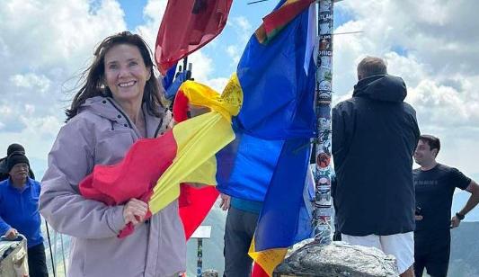 Klaus și Carmen Iohannis s-au fotografiat separat, zâmbitori, pe Vârful Moldoveanu 18853498