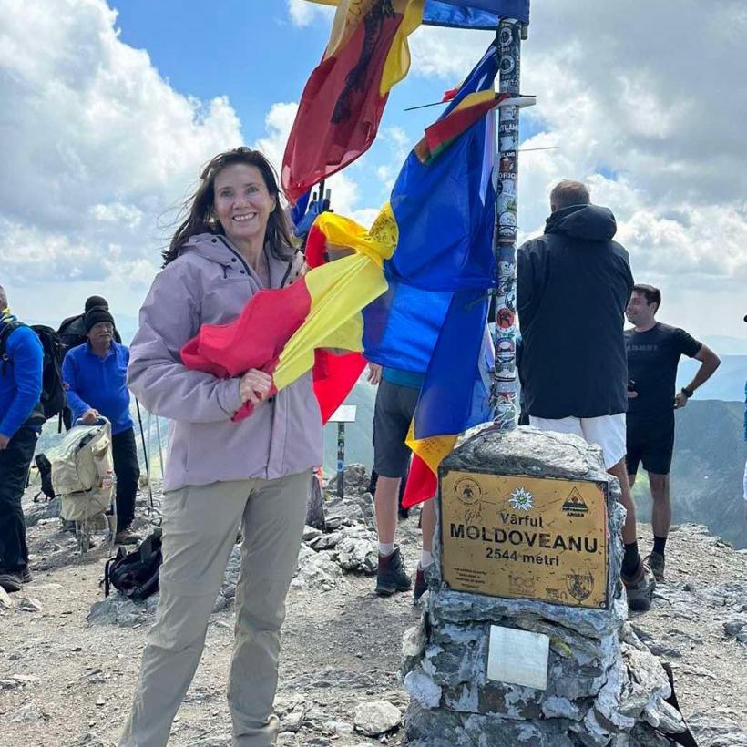 Klaus și Carmen Iohannis s-au fotografiat separat, zâmbitori, pe Vârful Moldoveanu 18853499