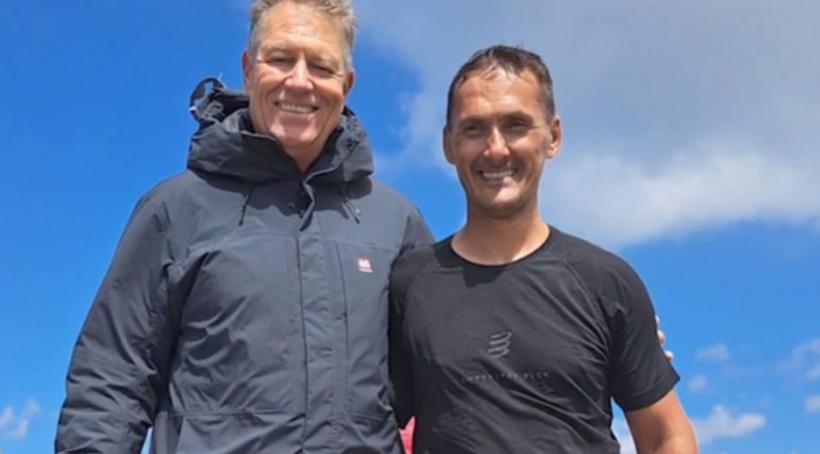 Klaus și Carmen Iohannis s-au fotografiat separat, zâmbitori, pe Vârful Moldoveanu 18853503