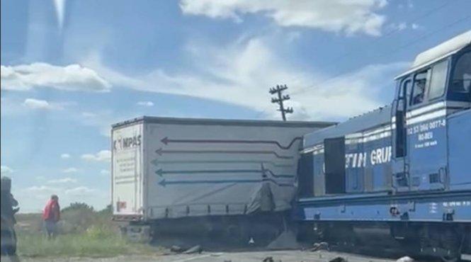 Accident feroviar în Timiș. TIR cu 20 tone de azotat de amoniu, implicat