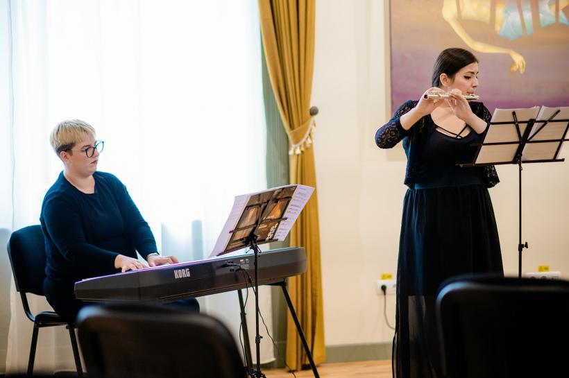 Expoziţia  “Prospecțiuni în sfera cunoașterii” a pictorului Florin Olari continuă toată luna august 18853632