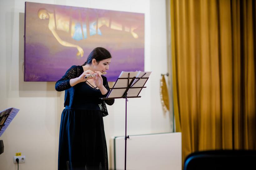 Expoziţia  “Prospecțiuni în sfera cunoașterii” a pictorului Florin Olari continuă toată luna august 18853633