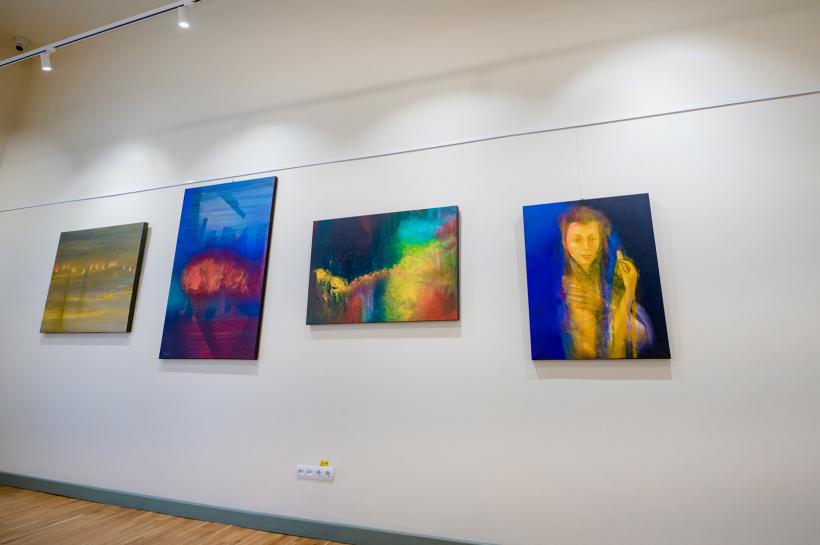 Expoziţia  “Prospecțiuni în sfera cunoașterii” a pictorului Florin Olari continuă toată luna august 18853636