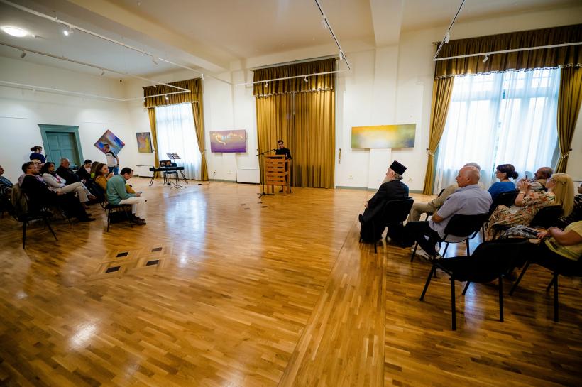 Expoziţia  “Prospecțiuni în sfera cunoașterii” a pictorului Florin Olari continuă toată luna august 18853638