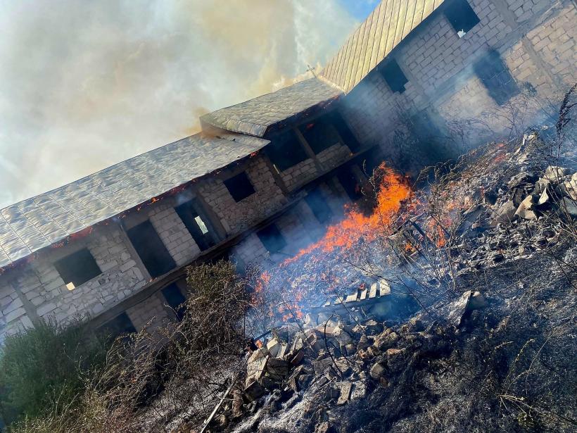 Incendiu puternic la Mănăstirea Delta Neajlovului. Acoperișul chiliilor s-a făcut scrum
