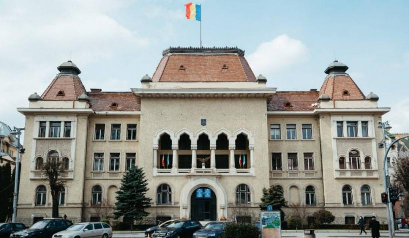 Ce salariu are angajata Primăriei Târgu Mureș, care a fost surprinsă în timp ce urina într-un pet? 18853820