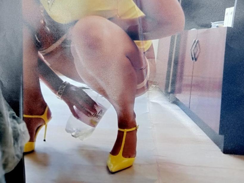 Ce salariu are angajata Primăriei Târgu Mureș, care a fost surprinsă în timp ce urina într-un pet? 18853823