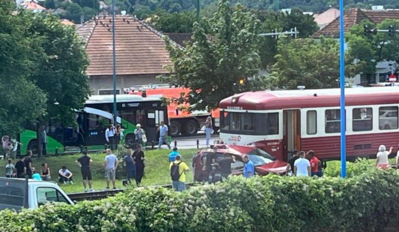 Maşină lovită de tren, lângă o gară din Brașov. Șase victime, trafic feroviar blocat