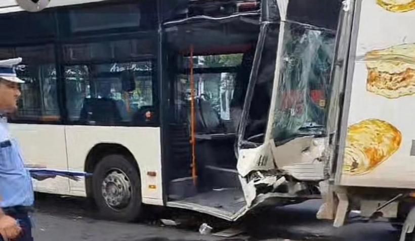 Accident grav cu un autobuz STB și o autoutilitară, în Bucureşti. Un pasager a ajuns la spital