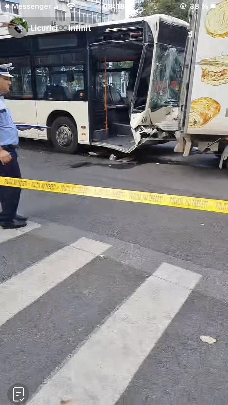 Accident grav cu un autobuz STB și o autoutilitară, în Bucureşti. Un pasager a ajuns la spital 18854076