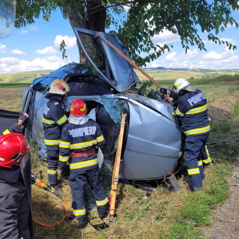 Accident CUMPLIT! Mașină încolăcită în jurul unui copac. Un mort și 3 răniți