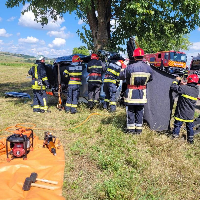 Accident CUMPLIT! Mașină încolăcită în jurul unui copac. Un mort și 3 răniți 18854148