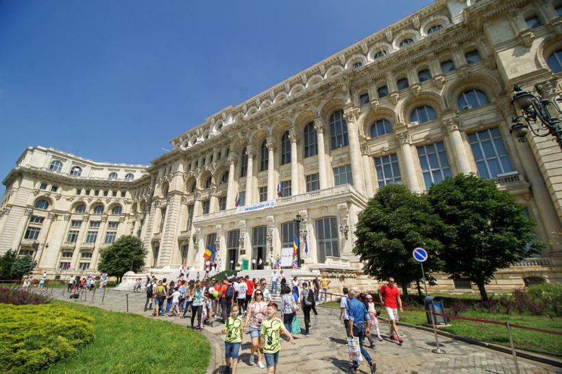 Țara arde, Ciucă zugrăvește. Criza se oprește la poarta Parlamentului 18854036