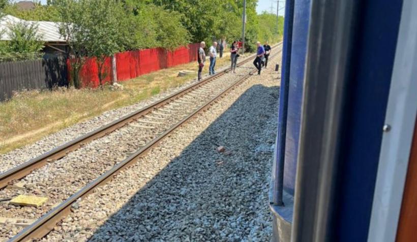 UPDATE Accident GRAV la Băneasa. Un tren de Constanța a lovit mortal o persoană. Întârziere de două ore