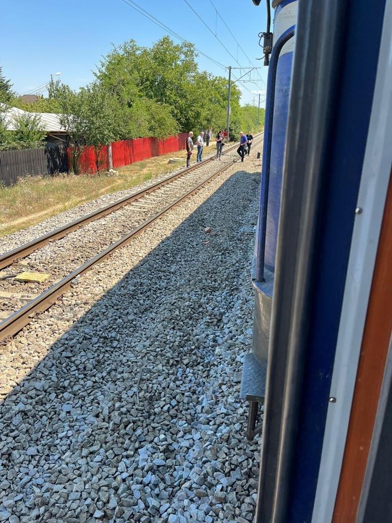 UPDATE Accident GRAV la Băneasa. Un tren de Constanța a lovit mortal o persoană. Întârziere de două ore 18854279