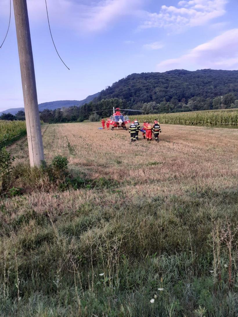 Accident teribil în Mureș. O mașină a intrat într-un parapet. Patru persoane au fost rănite, printre care și doi copii de 1 și 2 ani 18854237