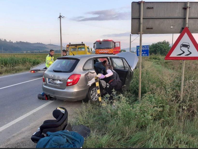 Accident teribil în Mureș. O mașină a intrat într-un parapet. Patru persoane au fost rănite, printre care și doi copii de 1 și 2 ani 18854238