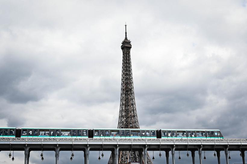 Alertă cu bombă la Paris. Turnul Eiffel a fost evacuat de urgență
