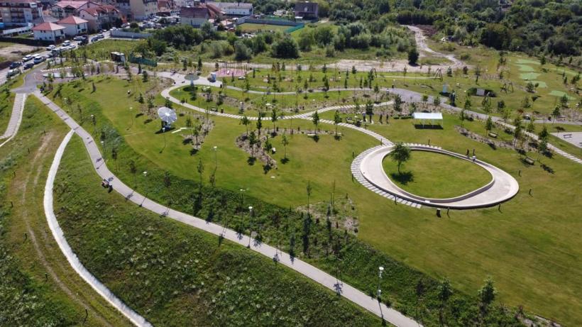 Un nou parc a fost inaugurat la Sibiu. Teren de sport, zeci de specii de arbori, terasă panoramică