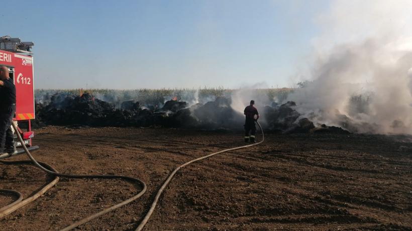 Bihor: Intervenție de 13 ore a pompierilor la un incendiu ce a cuprins 1.000 de baloți de paie