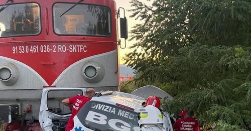 Ambulanță spulberată de tren în Gorj. Șoferul a decedat