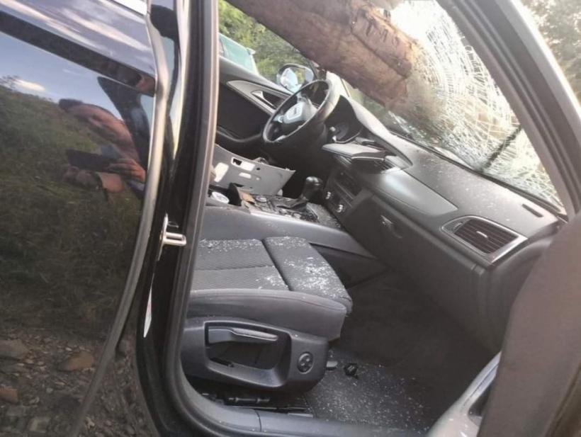 Final Destination: Un buștean căzut dintr-un TIR a străpuns parbrizul unei mașini în mers, pe DN 10, în Brașov. Ca prin minune, nimeni nu a fost rănit 18854611