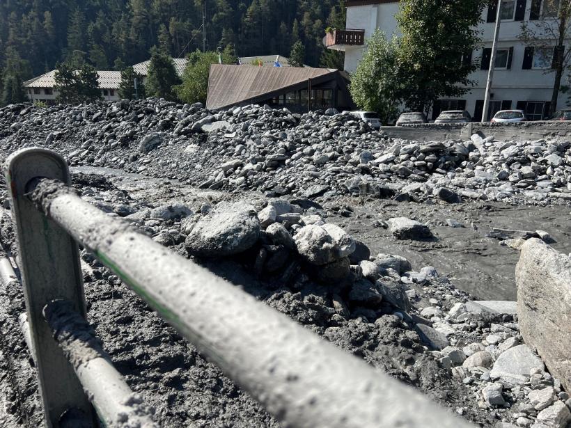 Oraș italian, acoperit complet de noroi gros, după o alunecare de teren 18854600